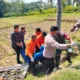 Ditemukan sesosok mayat laki-laki tanpa identitas mengambang di Sungai Brantas, tepatnya di bawah Jembatan Kanigoro, Selasa pagi (5/8/2025).