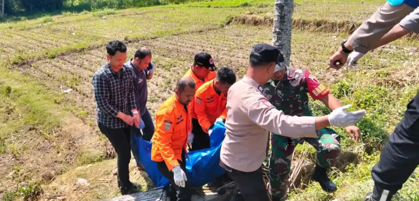 Ditemukan sesosok mayat laki-laki tanpa identitas mengambang di Sungai Brantas, tepatnya di bawah Jembatan Kanigoro, Selasa pagi (5/8/2025).