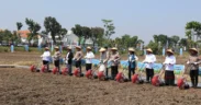 Polda Jawa Timur menggelar kegiatan Penanaman Jagung Serentak bersama para santri di pondok pesantren se-Indonesia.
