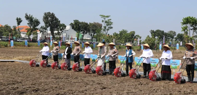 Polda Jawa Timur menggelar kegiatan Penanaman Jagung Serentak bersama para santri di pondok pesantren se-Indonesia.