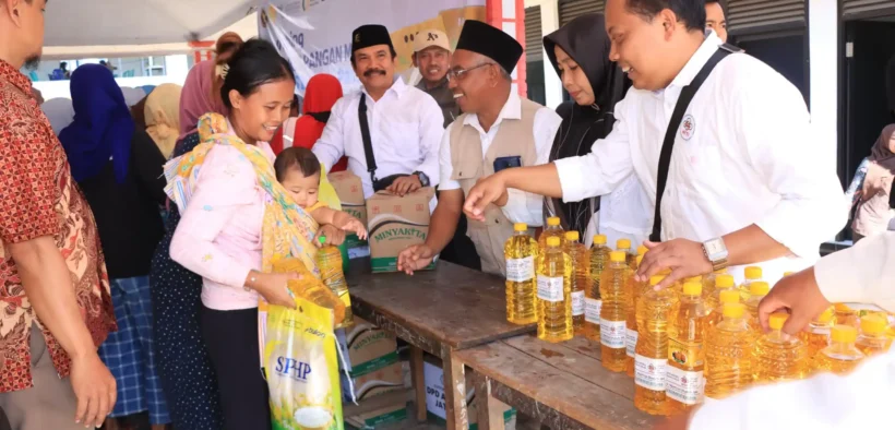 Irwasum Polri meninjau langsung pelaksanaan bazar murah bahan pokok di Desa Rembun, Kecamatan Dampit, Kabupaten Malang, Rabu (6/8/2025).