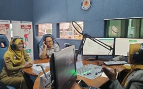 Salah satu langkahnya adalah menggelar talkshow interaktif bersama Radio Suara Jombang pada Jumat (8/8/2025)