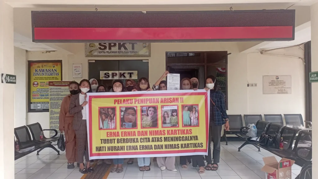 Kasus penipuan berkedok arisan online mencuat di Kabupaten Malang. Puluhan ibu-ibu kompak melaporkannya ke Polres Malang