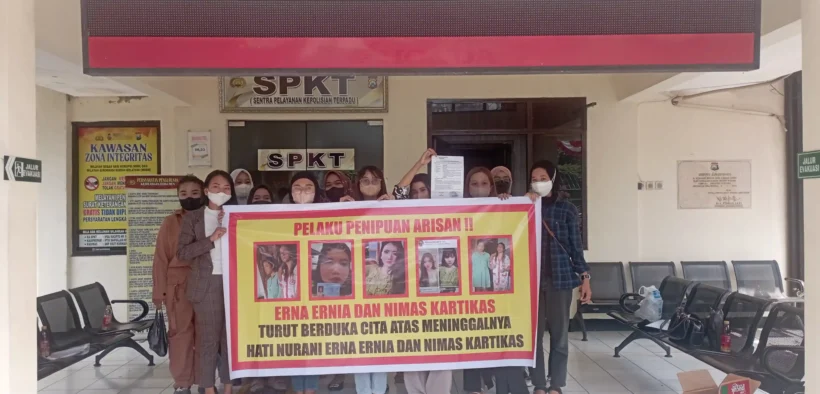Kasus penipuan berkedok arisan online mencuat di Kabupaten Malang. Puluhan ibu-ibu kompak melaporkannya ke Polres Malang
