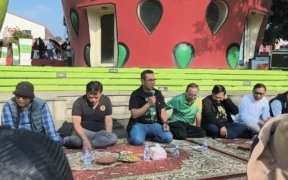 Wali Kota Batu, Nurochman, resmi mengumumkan kenaikan honorarium bagi penyapu jalan sebesar Rp200.000 per bulan.