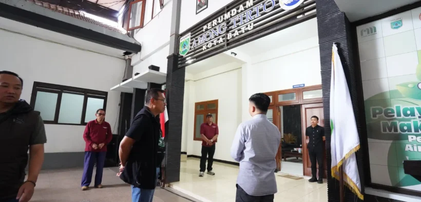 Wali Kota Batu, Nurochman, melakukan kunjungan ke Perumdam Among Tirto di Jalan Kartini, Kelurahan Sisir, Kota Batu, pada Jumat (8/8/2025).