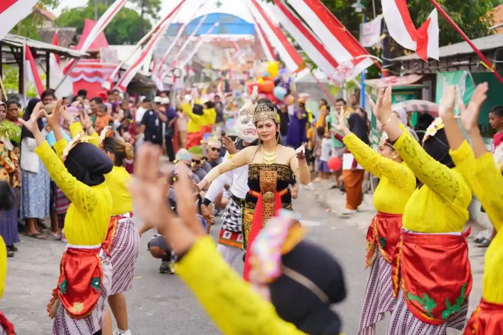Karnaval Merpati Local Culture Warnai Jalanan Probolinggo