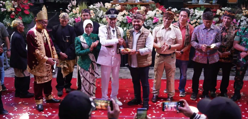 Ribuan warga padati sepanjang jalan menyaksikan Karnaval Bulukerto Istimewa di Desa Bulukerto, Bumiaji, Kota Batu, pada Minggu (10/8/2025)