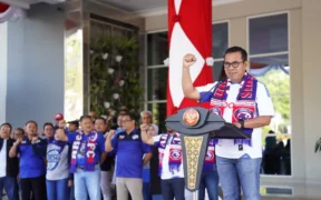 Seluruh ASN Kota Batu, termasuk Wali Kota Batu dan Wakil Wali Kota Batu, kompak mengenakan kostum Arema di Apel Pagi Pemkot Batu