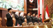 Gubernur Khofifah Indar Parawansa menyampaikan nota keuangan Daerah P-APBD Tahun Anggaran 2025: Belanja Jatim Naik Jadi Rp32,9 Triliun