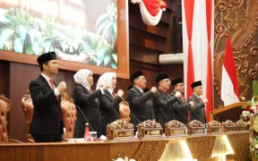 Gubernur Khofifah Indar Parawansa menyampaikan nota keuangan Daerah P-APBD Tahun Anggaran 2025: Belanja Jatim Naik Jadi Rp32,9 Triliun
