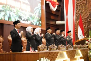 Khofifah Sampaikan Nota Keuangan P-APBD 2025: Belanja Jatim Naik!