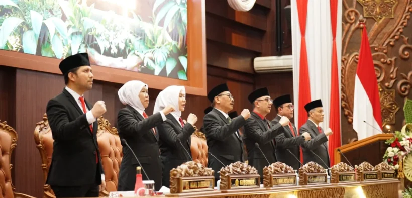 Gubernur Khofifah Indar Parawansa menyampaikan nota keuangan Daerah P-APBD Tahun Anggaran 2025: Belanja Jatim Naik Jadi Rp32,9 Triliun