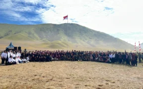 Manajemen dan staf Hotel THE 1O1 Malang menggelar upacara bendera di salah satu destinasi ikonik Tanah Air, Gunung Bromo. 