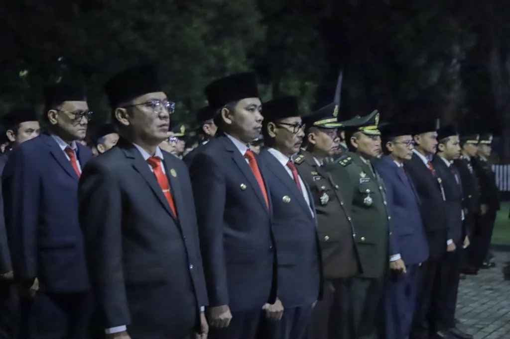 Pemerintah Kabupaten Jember menggelar Apel Ziarah Nasional dan Renungan Suci di Taman Makam Pahlawan (TMP) Jember, Sabtu malam (16/8/2025). 
