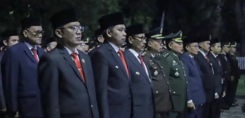 Pemerintah Kabupaten Jember menggelar Apel Ziarah Nasional dan Renungan Suci di Taman Makam Pahlawan (TMP) Jember, Sabtu malam (16/8/2025). 