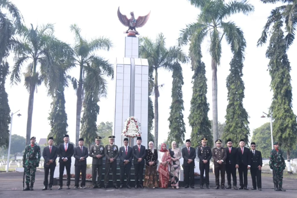 Ada Pesan Tersembunyi dalam Selendang Bupati Fawait Saat Pimpin Upacara HUT ke-80 RI