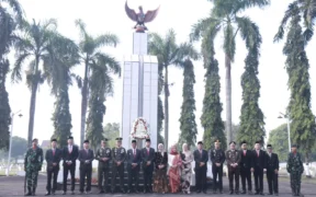 Ada Pesan Tersembunyi dalam Selendang Bupati Fawait Saat Pimpin Upacara HUT ke-80 RI