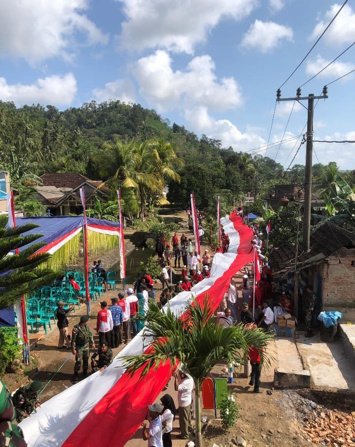 Rayakan HUT RI ke-80, Warga Kedungbanteng Bentangkan Bendera Raksasa Sepanjang 80 Meter (Sur/Pers)