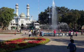 Pemerintah Kota Malang menargetkan revitalisasi Alun - Alun di pusat kota ini bisa rampung sebelum pergantian tahun 2025.