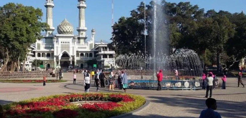 Pemerintah Kota Malang menargetkan revitalisasi Alun - Alun di pusat kota ini bisa rampung sebelum pergantian tahun 2025.