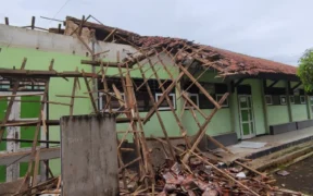 Pemerintah Kabupaten Jember berkomitmen melakukan pembenahan terhadap sekolah-sekolah yang masuk kategori rusak sedang hingga berat. 