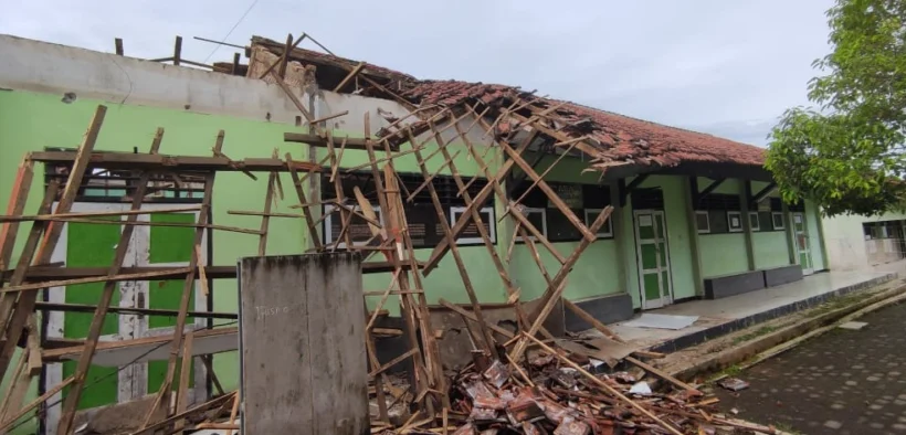 Pemerintah Kabupaten Jember berkomitmen melakukan pembenahan terhadap sekolah-sekolah yang masuk kategori rusak sedang hingga berat.