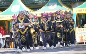 Kamis (21/8/2025) pagi, halaman Kantor Wali Kota Probolinggo dipadati gelak tawa dan tepuk tangan penonton saat lomba berbaris humor digelar.