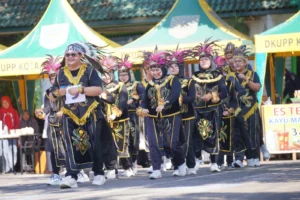 Lomba Berbaris Humor HUT ke-80 Kemerdekaan di Kota Probolinggo