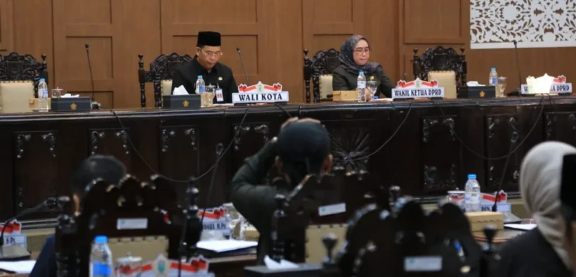 Suasana serius namun penuh semangat di ruang sidang utama DPRD Kota Probolinggo saat pembahasan dua raperda strategis yaitu Perseroda dan Pajak Daerah