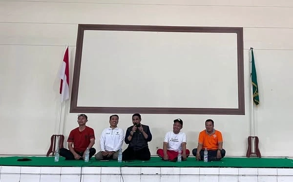 Kepala Kemenag Probolinggo, Samsur, saat memberikan pembinaan kepada 275 guru DPK dengan suasana penuh kehangatan di Aula Al Ikhlas
