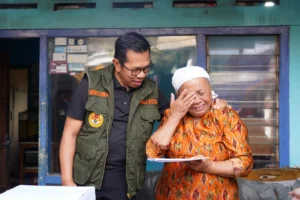 Wali Kota Batu Kunjungi Korban Angin Kencang di Desa Giripurno