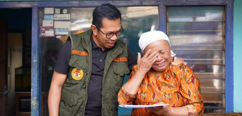 Wali Kota Batu Tinjau langsung kondisi warga terdampak bencana angin kencang yang melanda Desa Giripurno, Kecamatan Bumiaji, Jumat (22/8/2025).