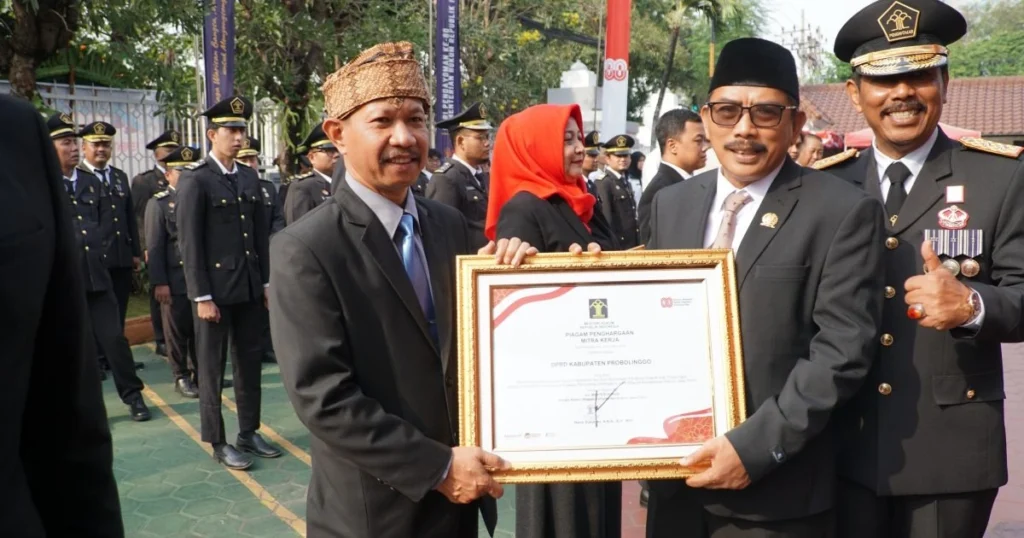 DPRD Kabupaten Probolinggo menorehkan prestasi penghargaan sebagai “Mitra Kerja” dari Kantor Wilayah Kemenkum Jawa Timur.