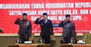 410 PNS Pemkab Probolinggo Terima Tanda Kehormatan Satyalancana Karya Satya (Duh)