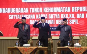 410 PNS Pemkab Probolinggo Terima Tanda Kehormatan Satyalancana Karya Satya (Duh)