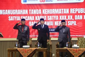 Bupati Probolinggo Serahkan Tanda Kehormatan Satyalancana Karya Satya