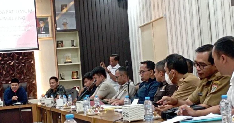 Sejumlah warga Desa Balesari, Kabupaten Malang, mendatangi Gedung DPRD Kabupaten Malang dan mengadu soal adanya penyerobotan tanah