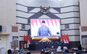 Di ruang rapat paripurna DPRD Jember pada Jumat (15/8/2025), Pemerintah Kabupaten Jember menggelar Rapat Paripurna Istimewa dengan agenda mendengarkan pidato kenegaraan Presiden RI Prabowo Subianto secara daring.