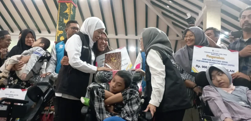 Gubernur Jawa Timur (Jatim) Khofifah serahkan Bansos senilai Rp16,137 miliar kepada warga Kabupaten Malang, Rabu (27/8/2025).
