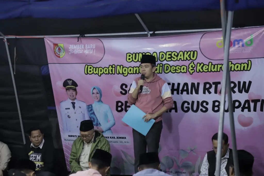 Suasana akrab terasa pada hari pertama rangkaian Bunga Desaku (Bupati Ngantor di Desa/Kelurahan) edisi ke-IV di Kecamatan Arjasa