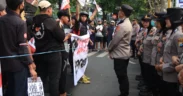Ratusan mahasiswa menggelar aksi demo atau unjuk rasa di depan Polres Malang, Kabupaten Malang, Kepanjen Sabtu (30/8/2025).