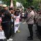 Ratusan mahasiswa menggelar aksi demo atau unjuk rasa di depan Polres Malang, Kabupaten Malang, Kepanjen Sabtu (30/8/2025).
