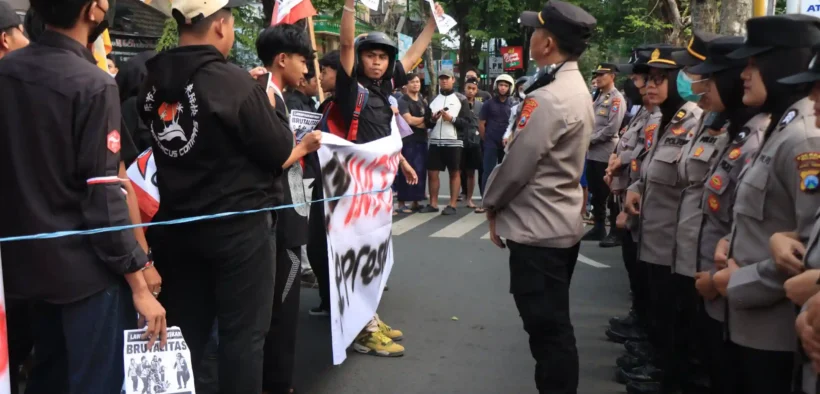Ratusan mahasiswa menggelar aksi demo atau unjuk rasa di depan Polres Malang, Kabupaten Malang, Kepanjen Sabtu (30/8/2025).