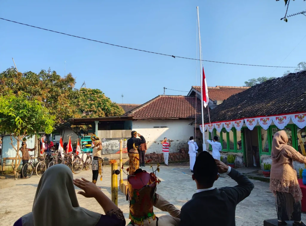 Ratusan warga Mangunrejo, Kepanjen laksanakan upacara HUT Ke-80 RI dengan penuh semangat sambil mengenakan pakaian adat dan Kostum