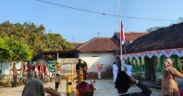 Ratusan warga Mangunrejo, Kepanjen laksanakan upacara HUT Ke-80 RI dengan penuh semangat sambil mengenakan pakaian adat dan Kostum