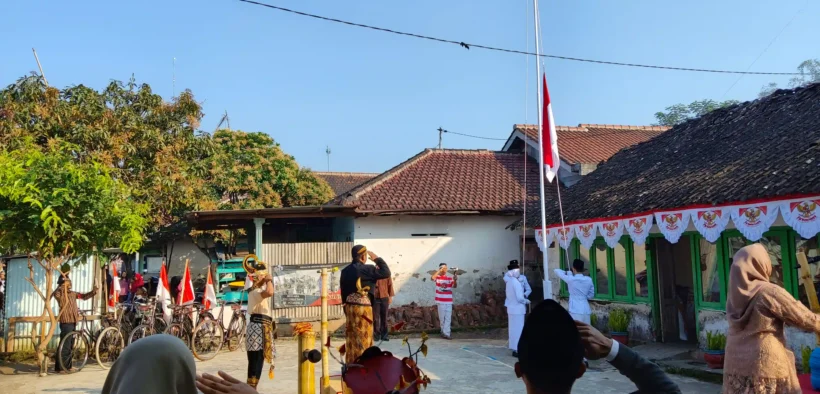 Ratusan warga Mangunrejo, Kepanjen laksanakan upacara HUT Ke-80 RI dengan penuh semangat sambil mengenakan pakaian adat dan Kostum