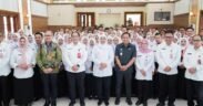 Khofifah bersama wakil walikota malang dan jajaran ASN HUT LAN RI ke-68