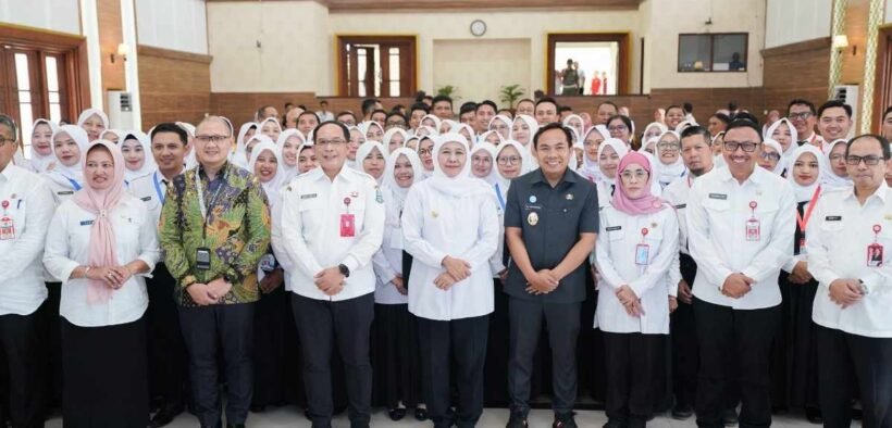 Khofifah bersama wakil walikota malang dan jajaran ASN HUT LAN RI ke-68