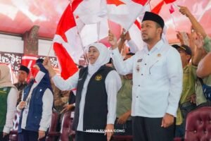 Khofifah Serukan Pengibaran Bendera Merah Putih Selama Sebulan